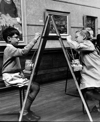 kids in art museum painting